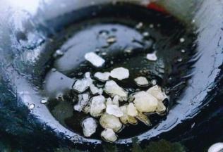 锅中再次加入食用油，加入冰糖，炒糖色，小火将冰糖融化后变褐色即可。