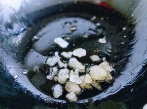 锅中再次加入食用油，加入冰糖，炒糖色，小火将冰糖融化后变褐色即可。