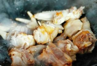 倒入鸡块挂糖色。