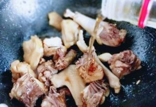 加入料酒，加入蚝油翻炒均匀。加入清水，没过鸡块为佳，大火烧开后转小火40分钟。 