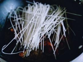炖到鸡块熟透，或者自己想要的口感就可以。加入粉条，中小火将粉条炖软即可出锅。