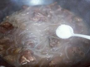 根据个人口味加入食用盐，调味，