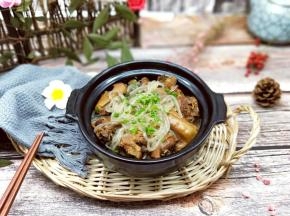 盛出，撒上葱花，熟白芝麻。一锅炖特别美味。