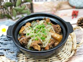 近看，粉条吸收鸡肉的香位。特别赞(^_^)