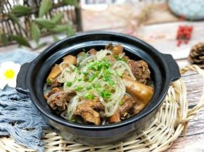 近看，粉条吸收鸡肉的香位。特别赞(^_^)