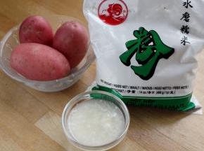 1. 备好主材料：土豆、糯米粉和米酒
