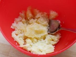 2. 将土豆削皮煮熟压成泥。

