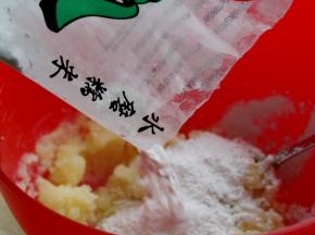 倒入糯米粉