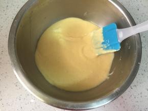  把牛奶和干性材料搅拌均匀。