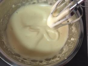 用打蛋器把鸡蛋高速打发，打到发白，打的时候出现纹路，提起打蛋头，低落的蛋液不会马上消失就可以了。这个过程可能比较久，要有耐心，为了宝宝能吃到没有泡打粉的软饼，一定要坚持。