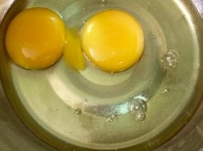 在无水无油的盆里打入两个乌鸡蛋，我用的乌鸡蛋比较小，所以用了两个，如果用普通鸡蛋比较大，一个也是可以的。