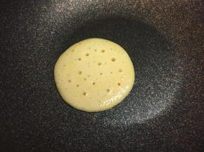 全程小火，待面饼表面有大气泡出现时，翻面。