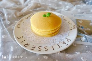 煎好了叠起来，金灿灿的颜色很好看。