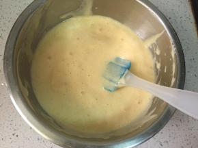 把打发的鸡蛋液倒入玉米面糊中，翻拌均匀，不要划圈，不要拌太久，避免消泡。
