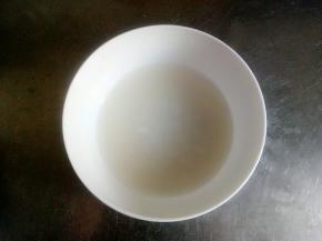 用手温水把酵母化开(酵母不能超过38℃)，静止十分钟