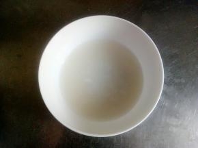 用手温水把酵母化开(酵母不能超过38℃)，静止十分钟