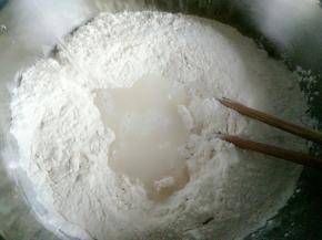 再放适量的水，用筷子拌均匀，水要一点点的加