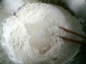 再放适量的水，用筷子拌均匀，水要一点点的加