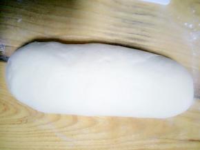 用手把面团揉成条状