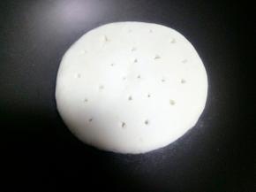 等底下稍微发硬翻个面，在面团表面用筷子扎一些孔，盖上盖子，中间要不停的翻动面饼 ，以免受热不均匀烙糊了