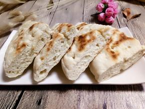 装盘，美味的锅盔就好了，夹菜或者泡汤吃都不错