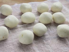 7. 将每一小份搓圆。