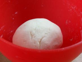 
5. 根据需要加点水，和成团。
