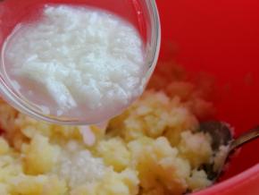 3. 倒入米酒拌匀。