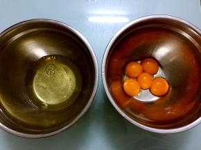 将蛋黄和蛋白分离分别放在两个无水无油的盆中