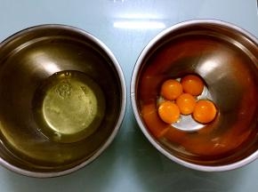 将蛋黄和蛋白分离分别放在两个无水无油的盆中