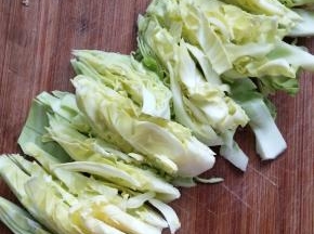 卷心菜洗净切开