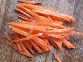 胡萝卜切成丝