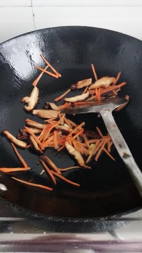 热锅入油先放香菇胡萝卜丝翻炒