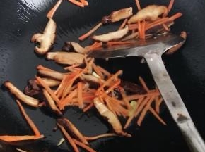 热锅入油先放香菇胡萝卜丝翻炒