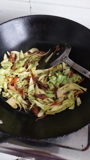 再加入卷心菜翻炒