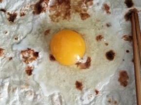 上面打一只鸡蛋