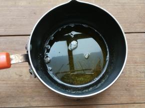 65g黄油放入奶锅小火加热5分钟左右，把黄油煮成茶色，过滤出上层黄油，称取45g备用