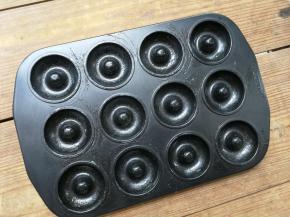 甜甜圈模具内格刷一层黄油，放一旁待用