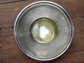 蛋清加入糖粉，用蛋抽搅拌