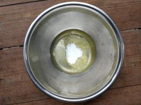 蛋清加入糖粉，用蛋抽搅拌
