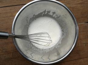 搅拌至糖粉融化，呈丰富泡沫状