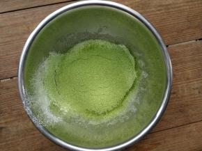过筛加入低筋面粉、杏仁粉和抹茶粉