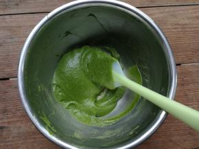 用刮刀拌匀，拌匀后的面糊状态是拎起刮刀面糊会呈飘带状连续滴落的