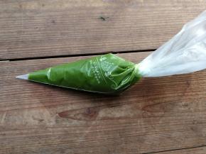 将拌好的面糊装入裱花袋