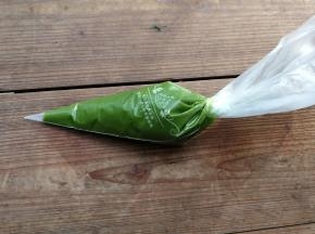 将拌好的面糊装入裱花袋