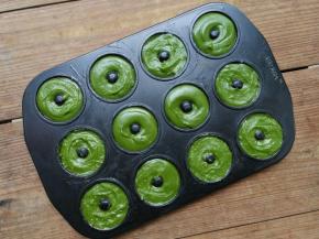 依次挤入预先刷过黄油的甜甜圈模具