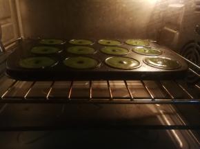 烤箱180度预热5分钟后，送入烤箱中层上下火180度烘烤12分钟左右