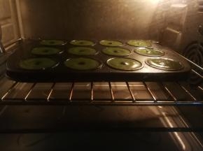 烤箱180度预热5分钟后，送入烤箱中层上下火180度烘烤12分钟左右