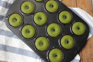 甜甜圈周围出现淡淡的焦黄色即可出炉