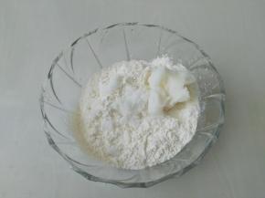 先把主料里的面粉，白糖，猪油，水倒入碗里，和成面团，这是水油皮